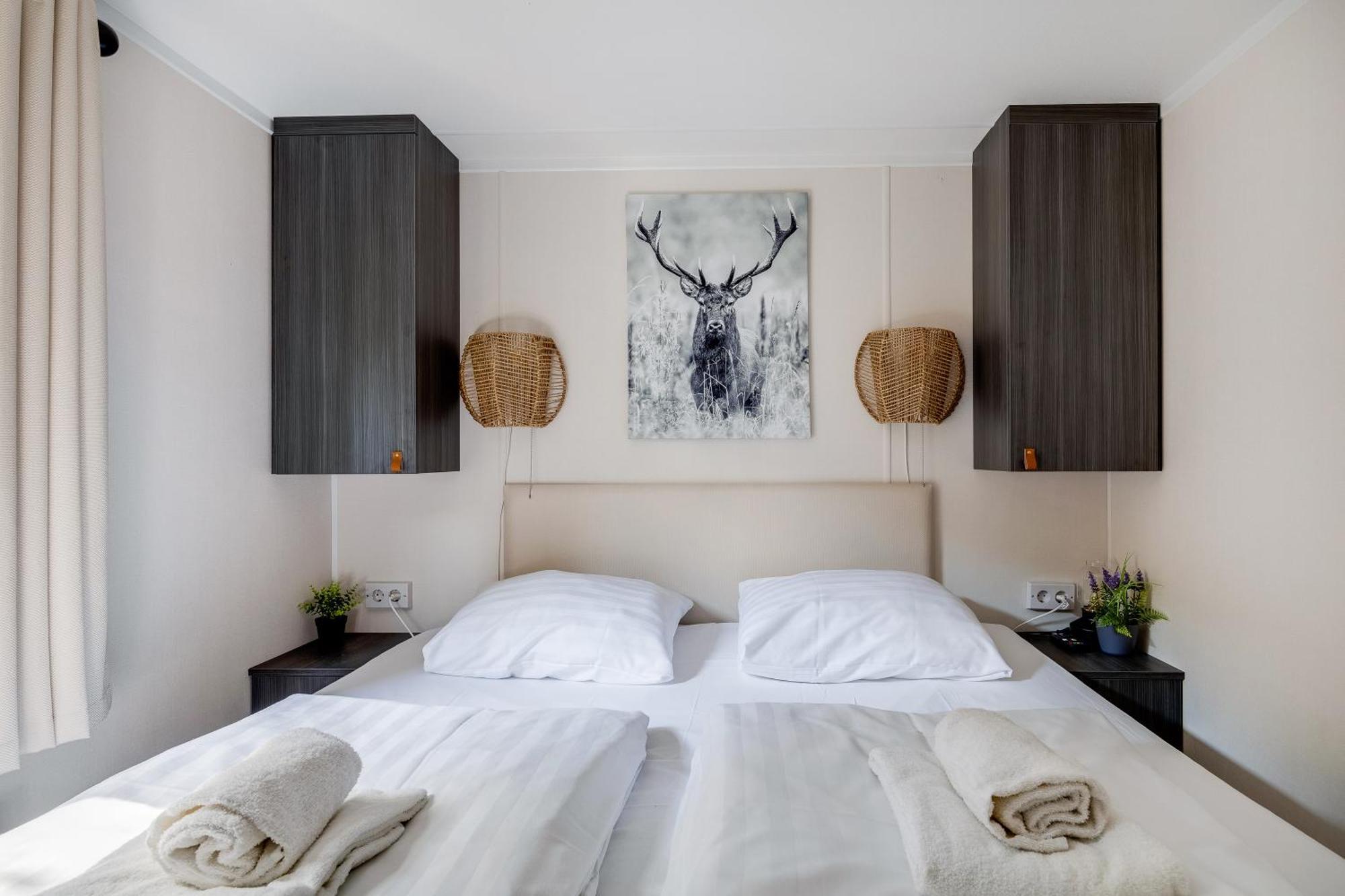 Veluwe Hoenderloo Luxury Chalet With Private Sauna And Hot Tub - Swimming Pool Tennis Court Supermarket Bowling Alley Theatre And Entertainment For Children 외부 사진